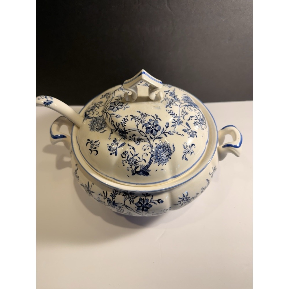 Vintage Blue & White Covered Tureen w Ladle Floral Soup Serving Dish - Picture 4 of 11